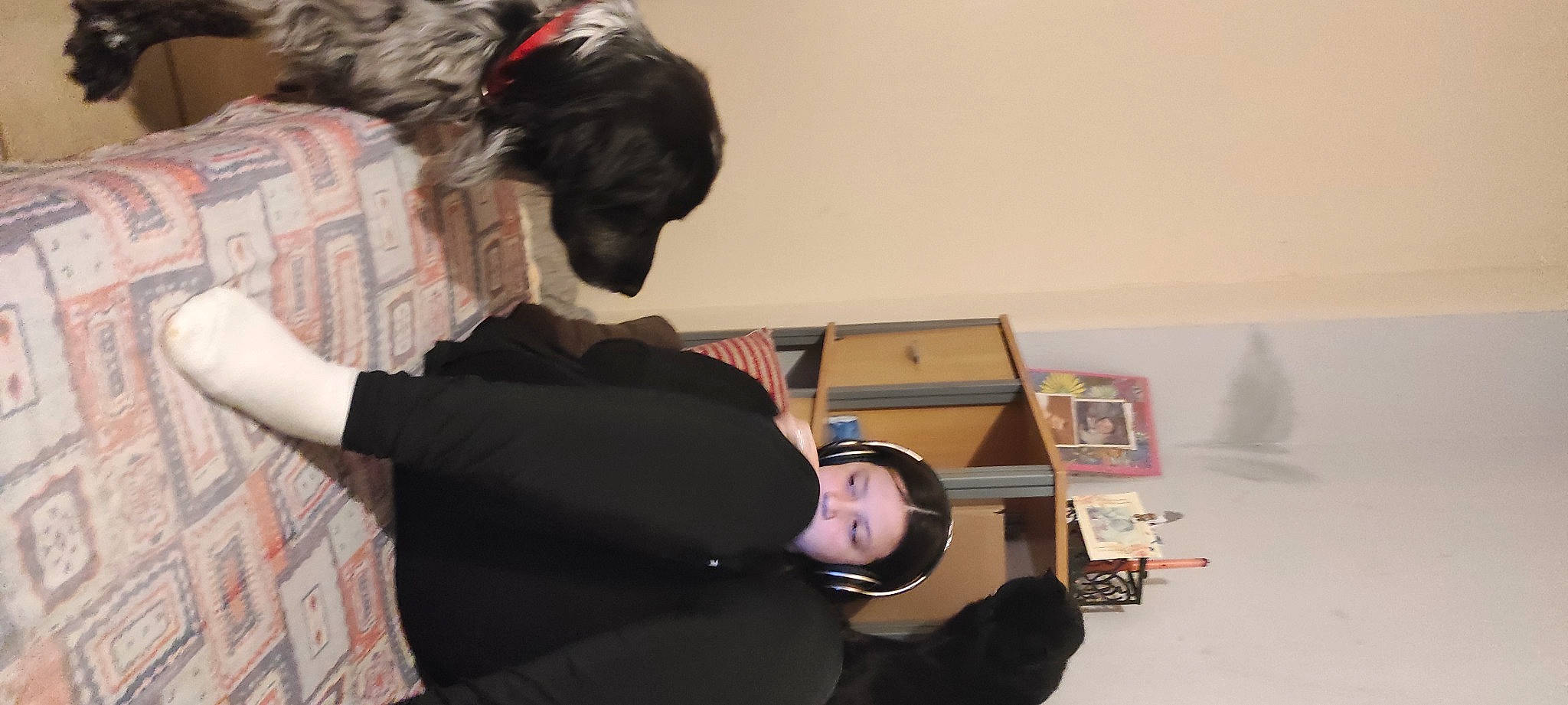 Néo a rejoint le concours — aidez-le/la à gagner de superbes lots ! baby, bun, child, comfort, event, flooring, fun, gesture, room, sitting, toddler, visual_arts