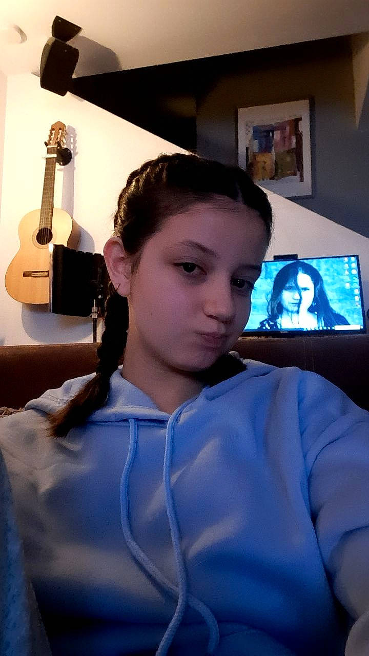 Maëlys participe au concours pour gagner de l'argent avec cette photo : audio_equipment, beauty_salon, black_hair, chin, ear, electric_blue, eyebrow, eyelash, fashion_design, gadget, hairstyle, jaw, musical_instrument, neck, person, picture_frame, plucked_string_instruments, room, shoulder, string_instrument