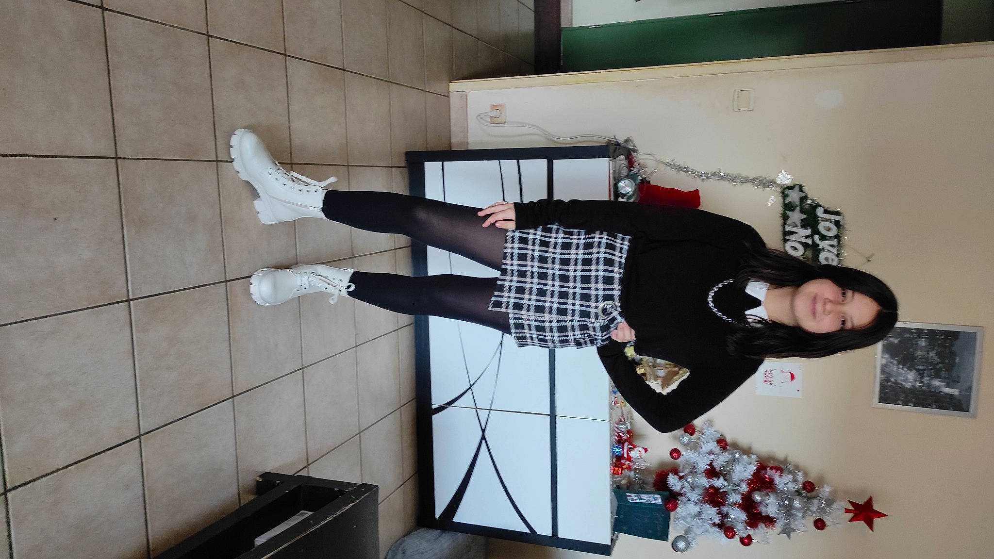 Maëlys participe au concours pour gagner de l'argent avec cette photo : balance, building, carmine, costume, flooring, human_leg, joy, knee, pattern, person, plaid, room, sandal, smile, tartan, thigh, waist, walking_shoe