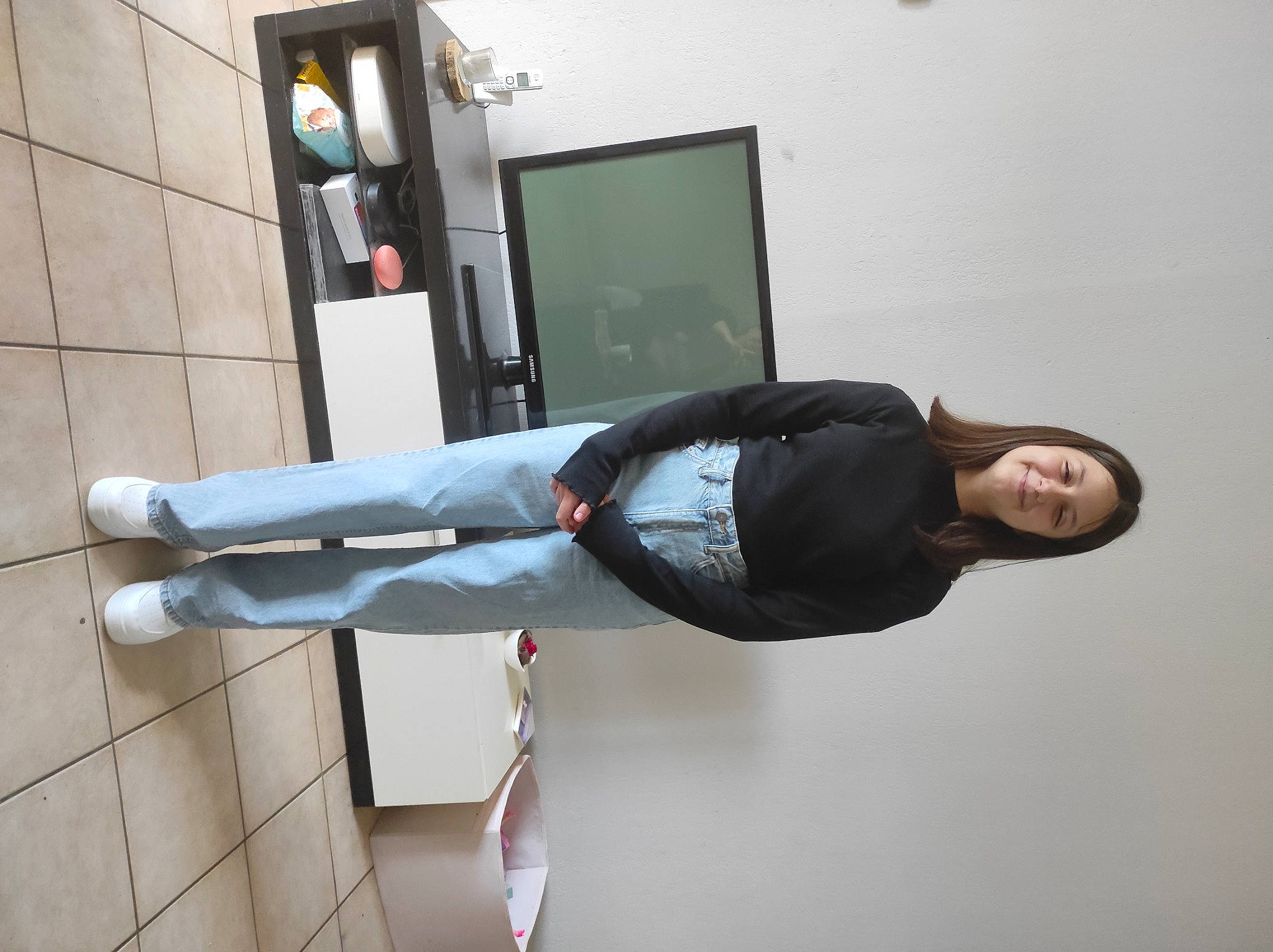 Maelys a rejoint le concours — aidez-le/la à gagner de superbes lots ! balance, cleanliness, collar, composite_material, dress_shirt, elbow, human_leg, joy, knee, machine, person, sleeve, waist, walking_shoe, wrist