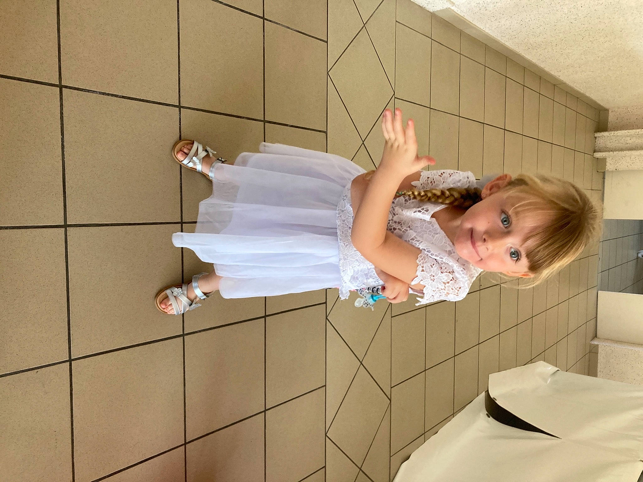 Jade a rejoint le concours — aidez-le/la à gagner de superbes lots ! child, comfort, dress, elbow, finger, floor, flooring, foot, hand, happy, human_leg, knee, leg, linens, person, thigh, toddler, waist, wall, wood