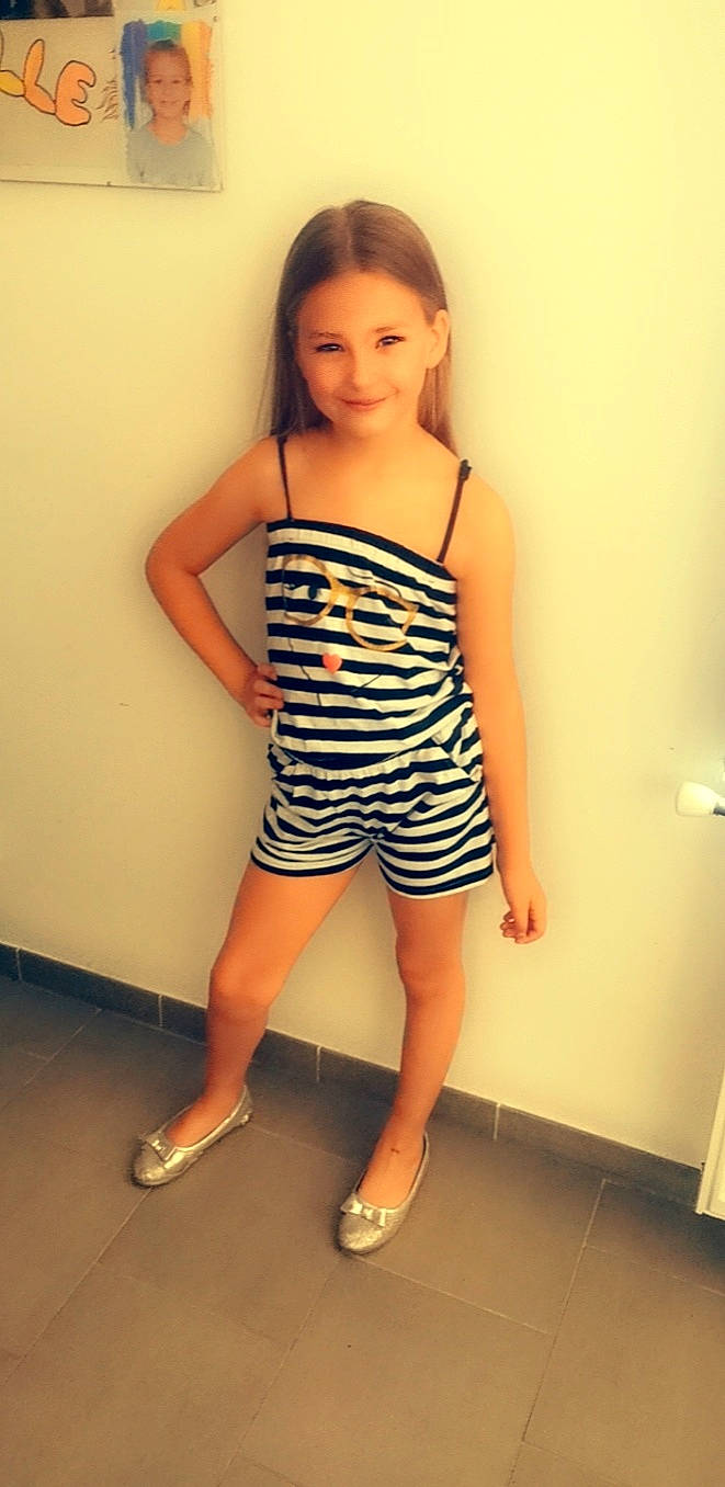 Camille participe au concours pour gagner de l'argent avec cette photo : day_dress, dress, eye, fashion_design, flash_photography, hair, hand, happy, human_body, joint, joy, knee, leg, neck, one_piece_garment, person, shoe, shoulder, smile, thigh