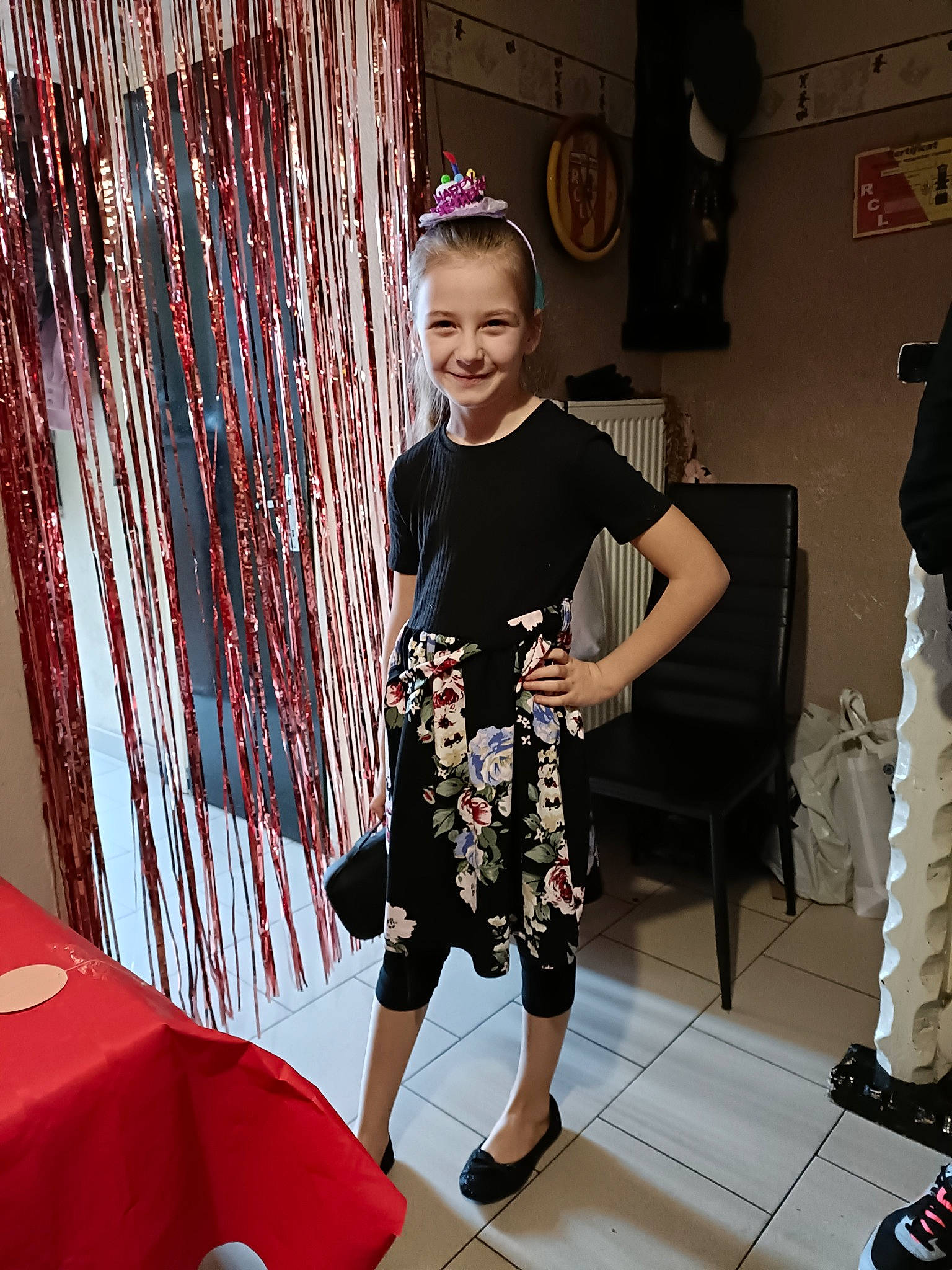 Camille a rejoint le concours — aidez-le/la à gagner de superbes lots ! bag, event, eyewear, fashion_accessory, fashion_design, flooring, fun, human_leg, jewellery, joint, joy, leisure, luggage_and_bags, pattern, person, room, sandal, shoulder, smile, standing