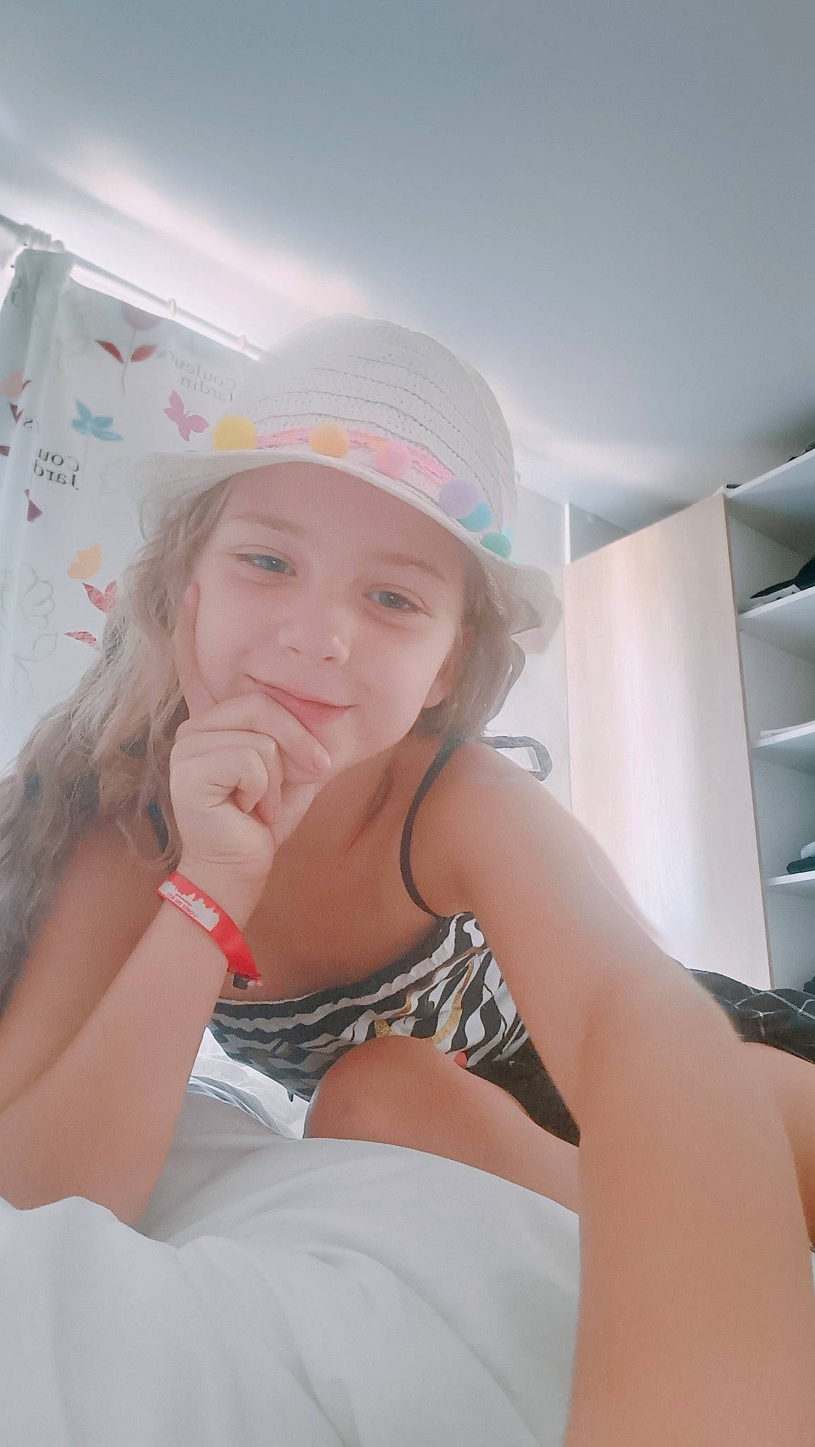 Camille a rejoint le concours — aidez-le/la à gagner de superbes lots ! abdomen, arm, cap, chair, comfort, elbow, finger, flash_photography, gesture, hairstyle, happy, headwear, human_leg, knee, leg, long_hair, mouth, person, skin, smile