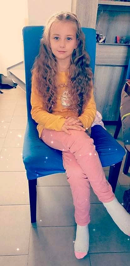 Camille participe au concours pour gagner de l'argent avec cette photo : beauty, blond, blue, electric_blue, event, fashion_design, hair, hairstyle, head, human_leg, joint, knee, leg, long_hair, magenta, person, photograph, purple, skin, thigh