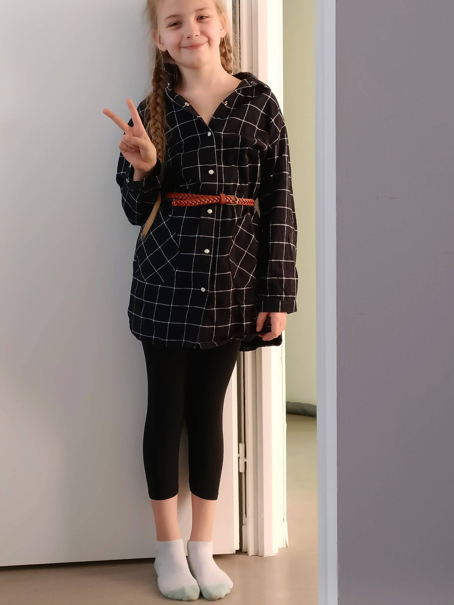 Camille participe au concours pour gagner de l'argent avec cette photo : blazer, clothing, collar, denim, dress_shirt, fashion_design, joint, joy, knee, neck, outerwear, person, plaid, shoulder, sleeve, smile, sportswear, t_shirt, tartan, thigh