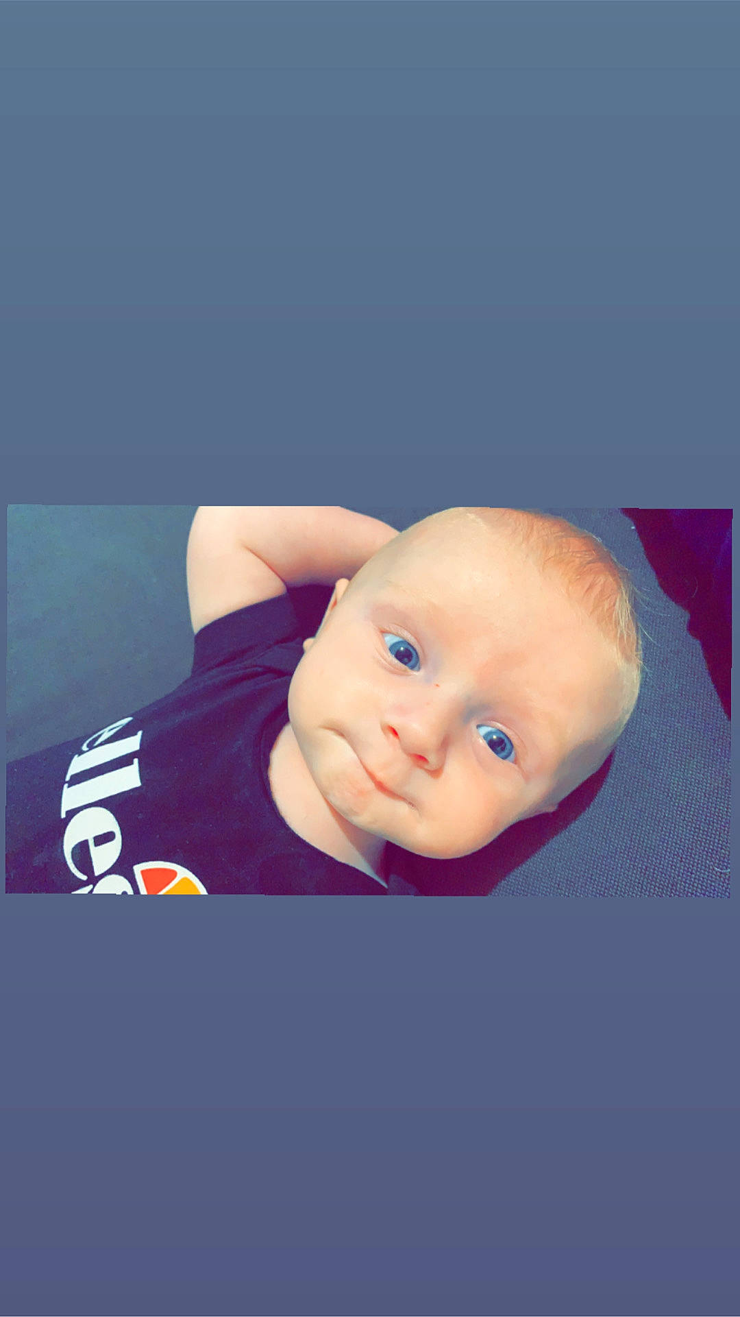 Manoah participe au concours pour gagner de l'argent avec cette photo : art, baby, baby_products, baby_toddler_clothing, baby_toys, cheek, child, chin, electric_blue, eye, flash_photography, font, happy, head, magenta, nose, person, sitting, sleeve, toddler