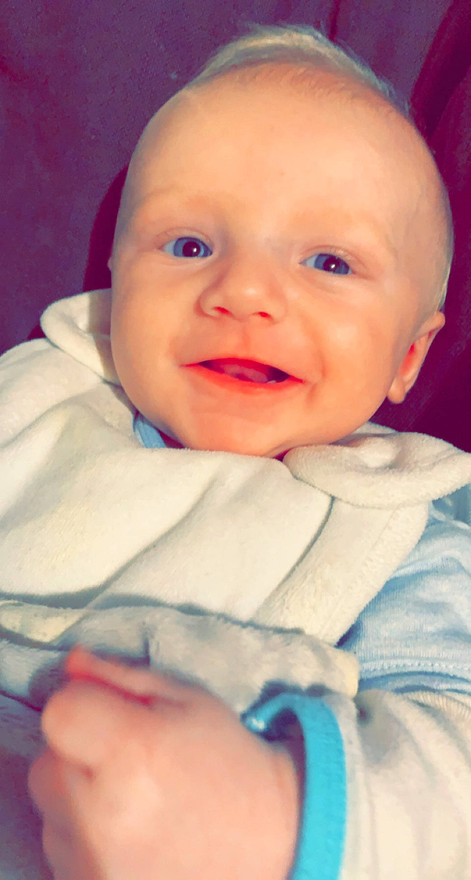 Manoah participe au concours pour gagner de l'argent avec cette photo : baby, baby_toddler_clothing, blue, cheek, comfort, eye, eyebrow, finger, gesture, hand, happy, iris, lip, mouth, nose, person, skin, sleeve, smile, textile