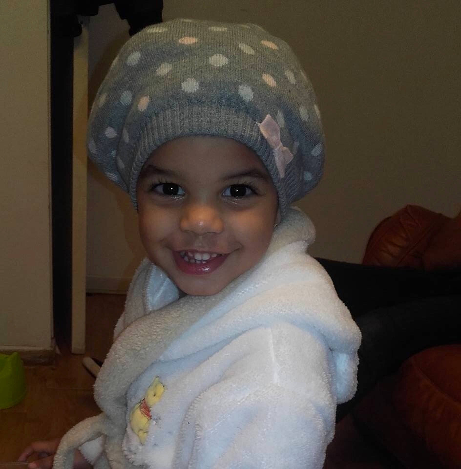 Daisy Spencer a rejoint le concours — aidez-le/la à gagner de superbes lots ! beanie, bonnet, cap, child, ear, girl, hair_accessory, hat, head, headgear, headwear, infant, joy, knit_cap, knitting, neck, nose, person, scarf, smile