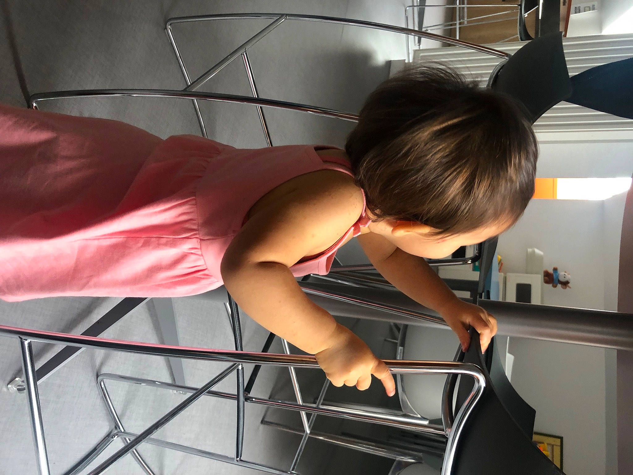 Catalyna a rejoint le concours — aidez-le/la à gagner de superbes lots ! audio_equipment, chest, elbow, event, flesh, flooring, fun, human_leg, joint, knee, machine, musician, person, room, shoulder, sitting, thigh