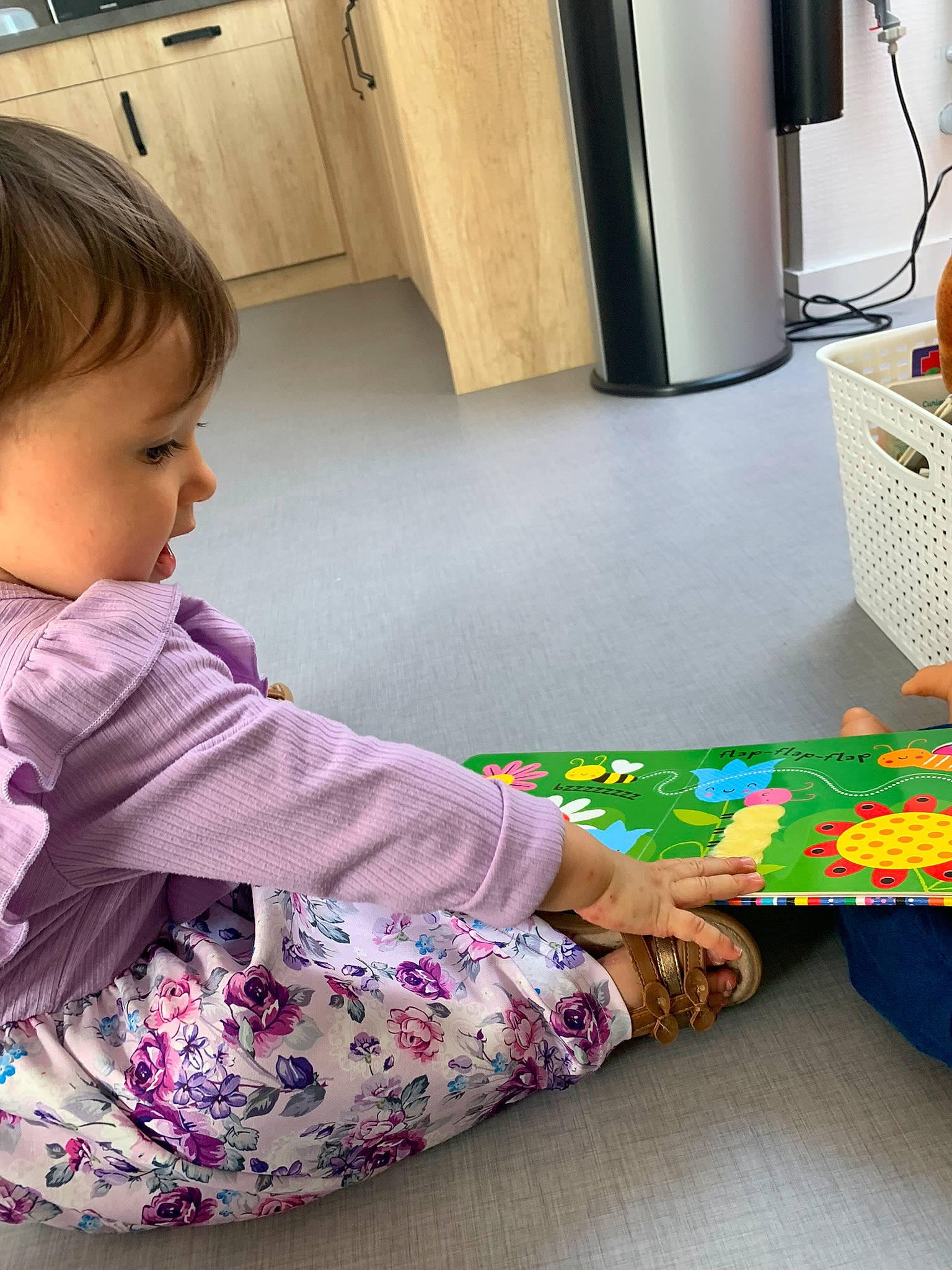 Catalyna a rejoint le concours — aidez-le/la à gagner de superbes lots ! art, baby_toddler_clothing, cabinetry, child, comfort, drawer, floor, flooring, home_appliance, kitchen_appliance, linens, pattern, person, play, room, sitting, sleeve, t_shirt, table, toddler