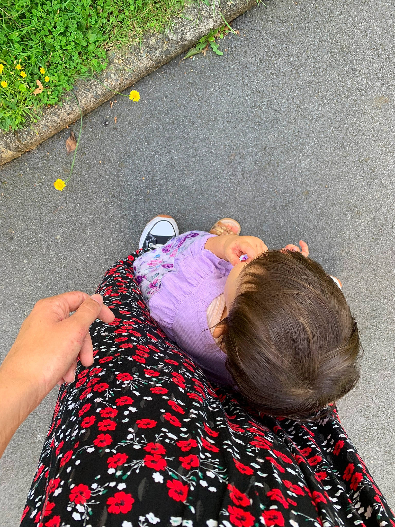 Catalyna a rejoint le concours — aidez-le/la à gagner de superbes lots ! asphalt, child, design, fashion_accessory, flooring, fun, grass, hand, happy, human_leg, magenta, pattern, people, people_in_nature, person, petal, road_surface, sidewalk, sleeve, toddler