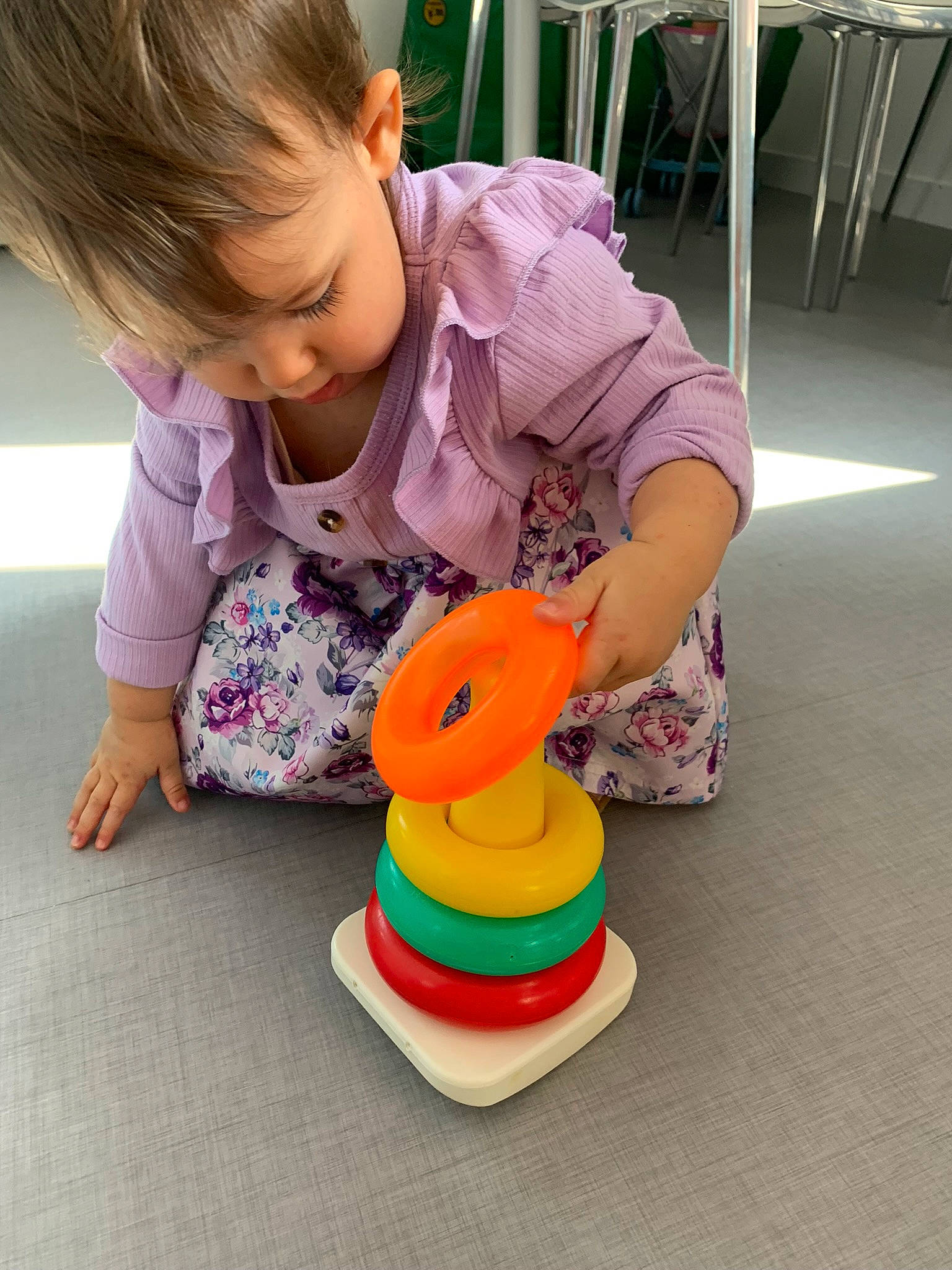 Catalyna participe au concours pour gagner de l'argent avec cette photo : automotive_wheel_system, baby, baby_playing_with_toys, chair, child, circle, design, flooring, fun, icing, leisure, party_supply, person, play, recreation, room, table, toddler, toy, wheel