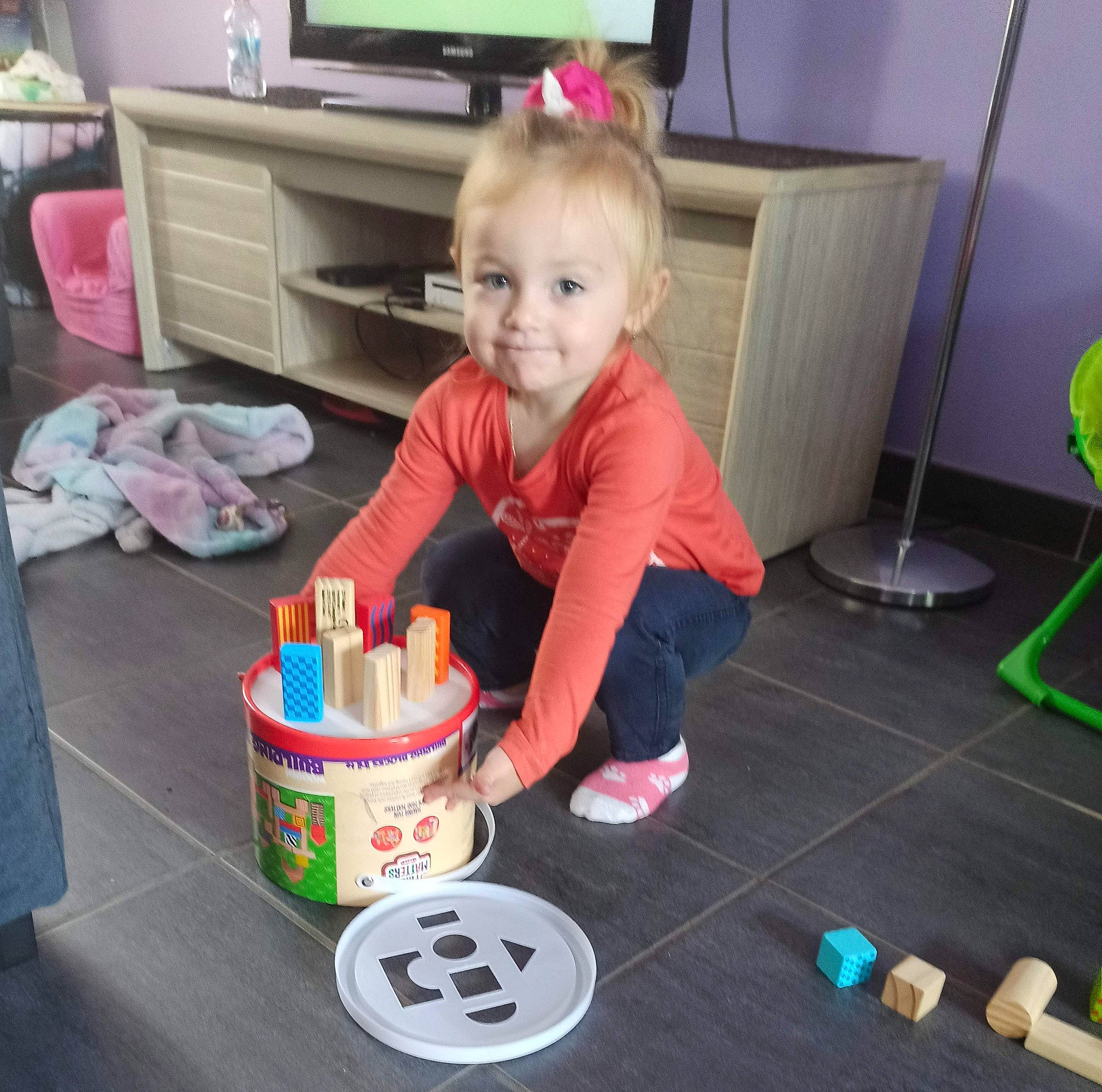 Joudi a rejoint le concours — aidez-le/la à gagner de superbes lots ! baby, cabinetry, child, drawer, event, floor, flooring, fun, holiday, joy, person, photograph, play, room, sitting, smile, snapshot, standing, television, television_set