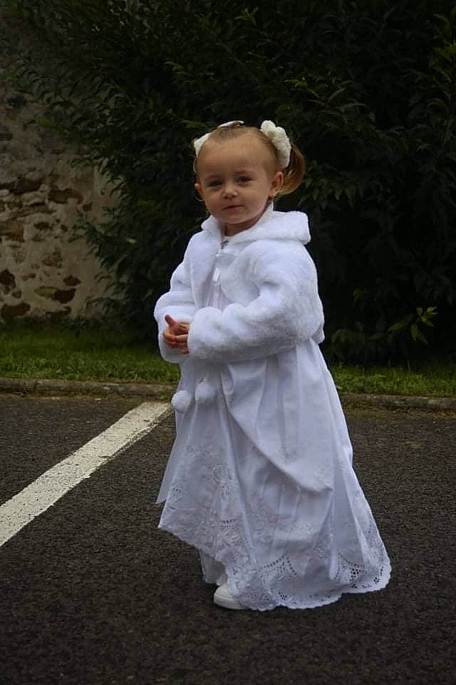 Joudi participe au concours pour gagner de l'argent avec cette photo : baby, bridal_accessory, bridal_clothing, bridal_party_dress, dress, event, fashion_accessory, flash_photography, formal_wear, gesture, gown, grass, happy, people_in_nature, person, plant, recreation, sleeve, toddler, tree