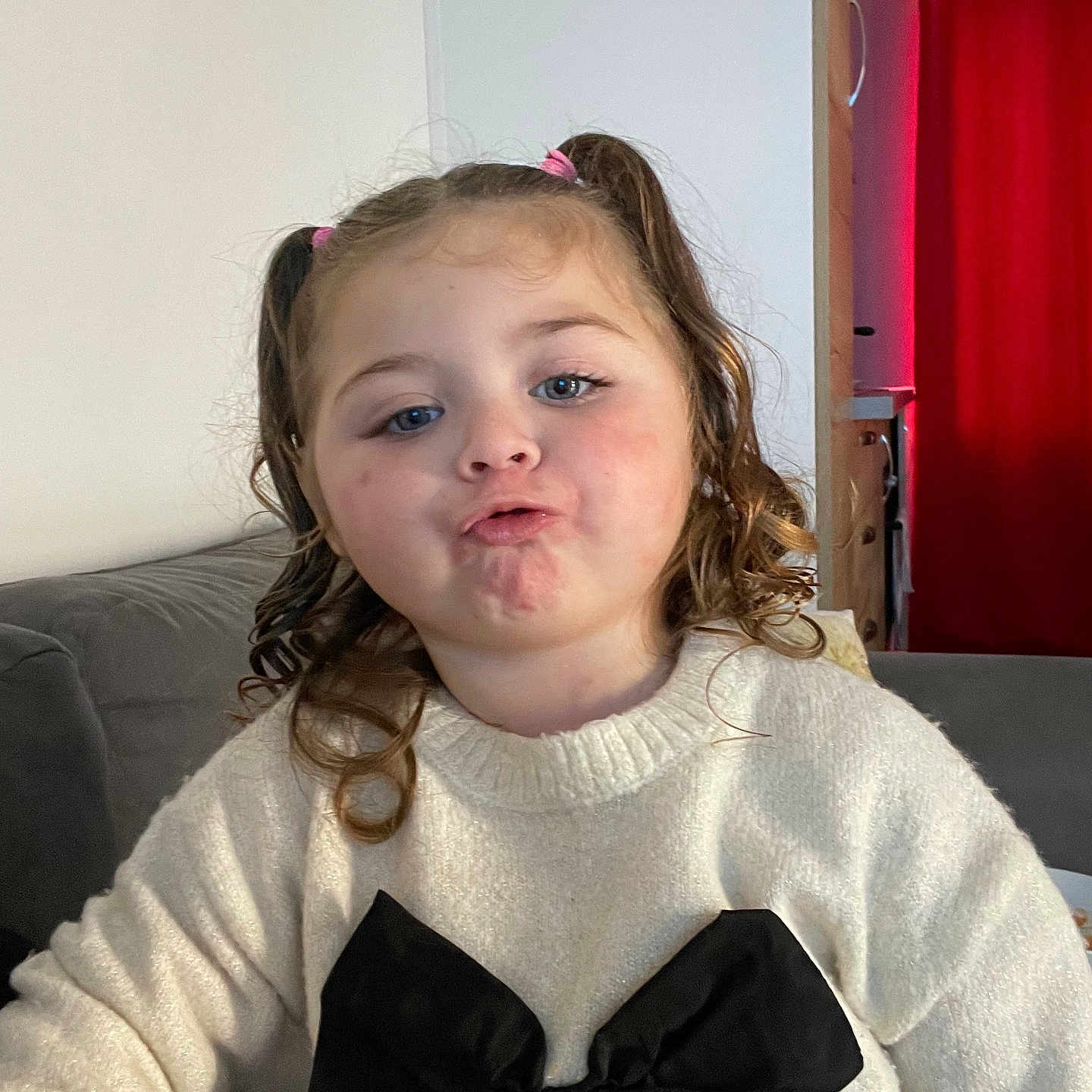 Chelsy a rejoint le concours — aidez-le/la à gagner de superbes lots ! architecture, baby, bodypart, building, clothing, couch, face, finger, furniture, head, indoors, knitwear, livingroom, longsleeve, person, photography, portrait, room, sleeve, sweater