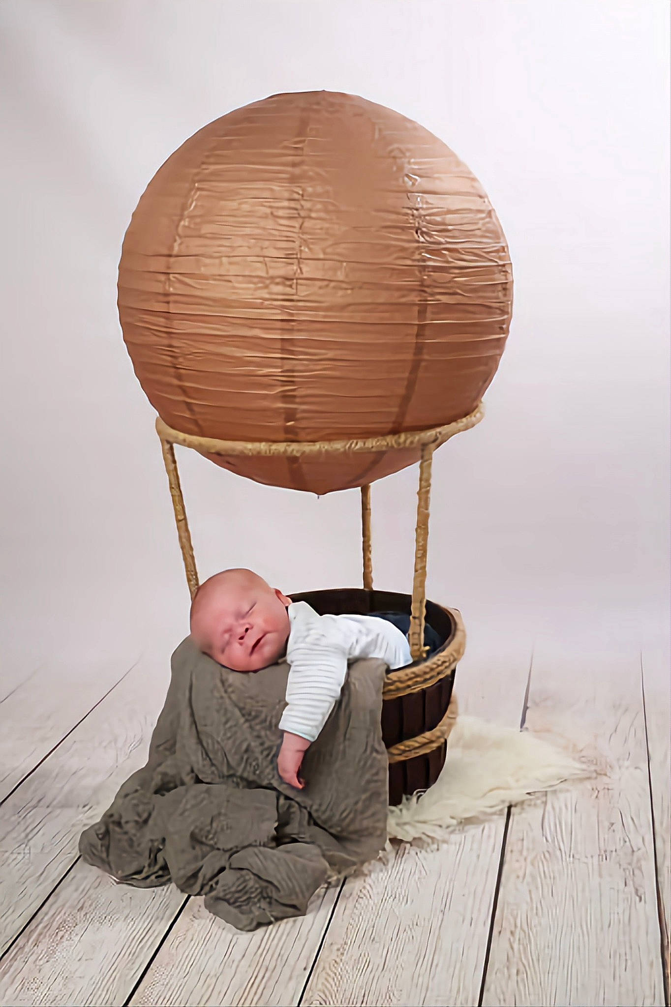 Léo a rejoint le concours — aidez-le/la à gagner de superbes lots ! arm, basket, chair, child, comfort, fashion_accessory, flooring, hardwood, human_body, leg, leisure, outdoor_furniture, person, room, sitting, tints_and_shades, wicker, wood, wood_flooring