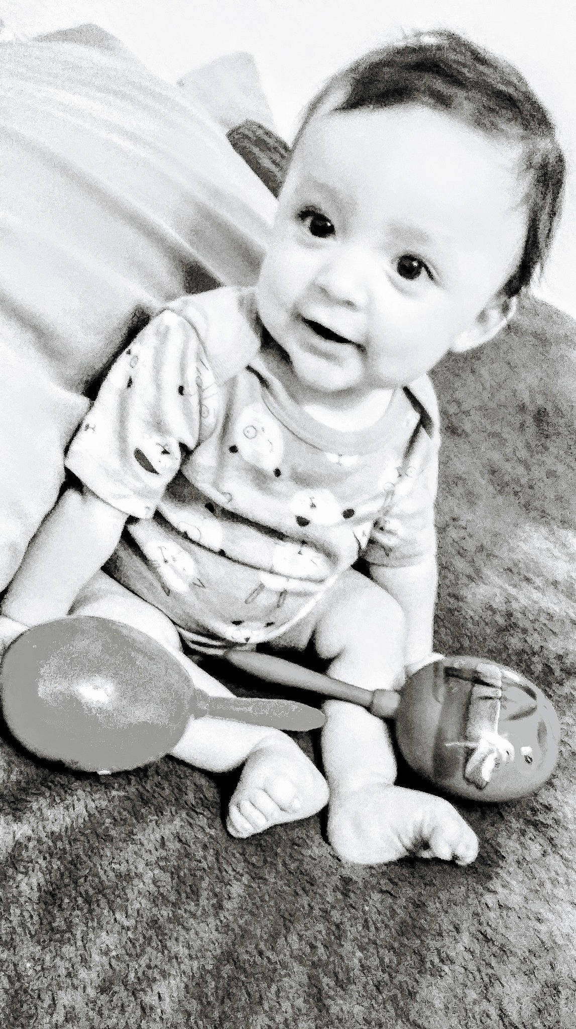 Mike is registered to the contest to win money with this photo: baby, baby_toddler_clothing, ball, black_and_white, child, monochrome, monochrome_photography, person, photograph, photography, play, portrait_photography, sitting, smile, stock_photography, style, toddler, white