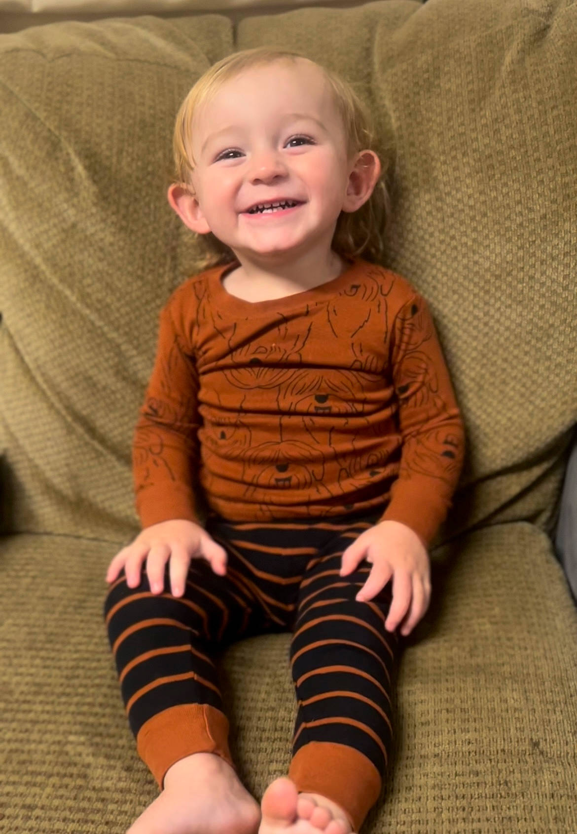 Ej is registered to the contest to win money with this photo: arm, baby_toddler_clothing, cheek, chin, comfort, eye, face, facial_expression, finger, head, human_body, joint, joy, neck, nose, organ, person, pink, skin, sleeve