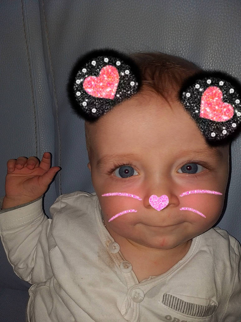 Esteban a rejoint le concours — aidez-le/la à gagner de superbes lots ! cheek, child, fashion_accessory, forehead, hair_accessory, head, headgear, lip, person, pink, toddler