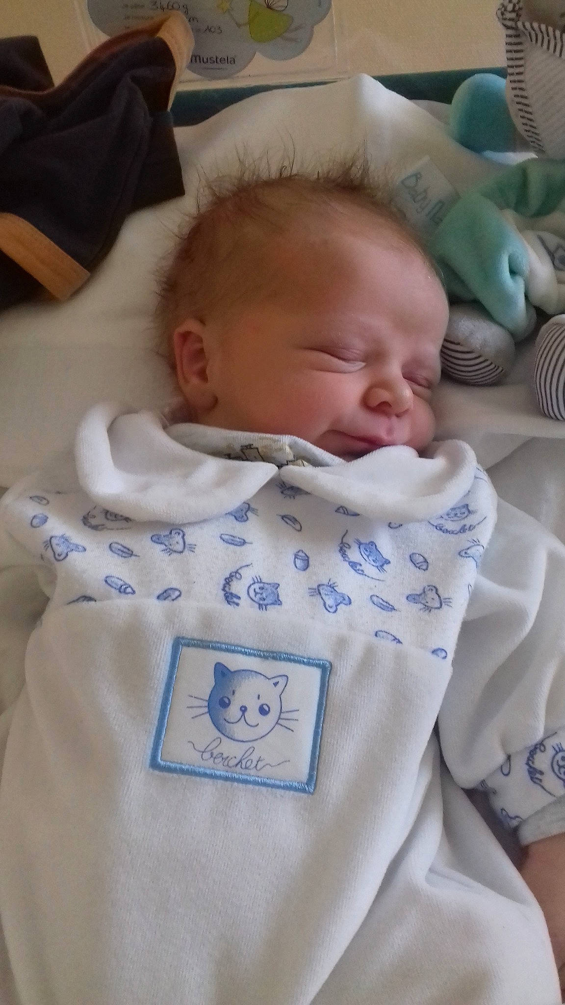 Esteban a rejoint le concours — aidez-le/la à gagner de superbes lots ! baby, baby_products, baby_sleeping, bedtime, birth, blanket, cheek, child, childbirth, nap, person, product, sleep, textile, toddler