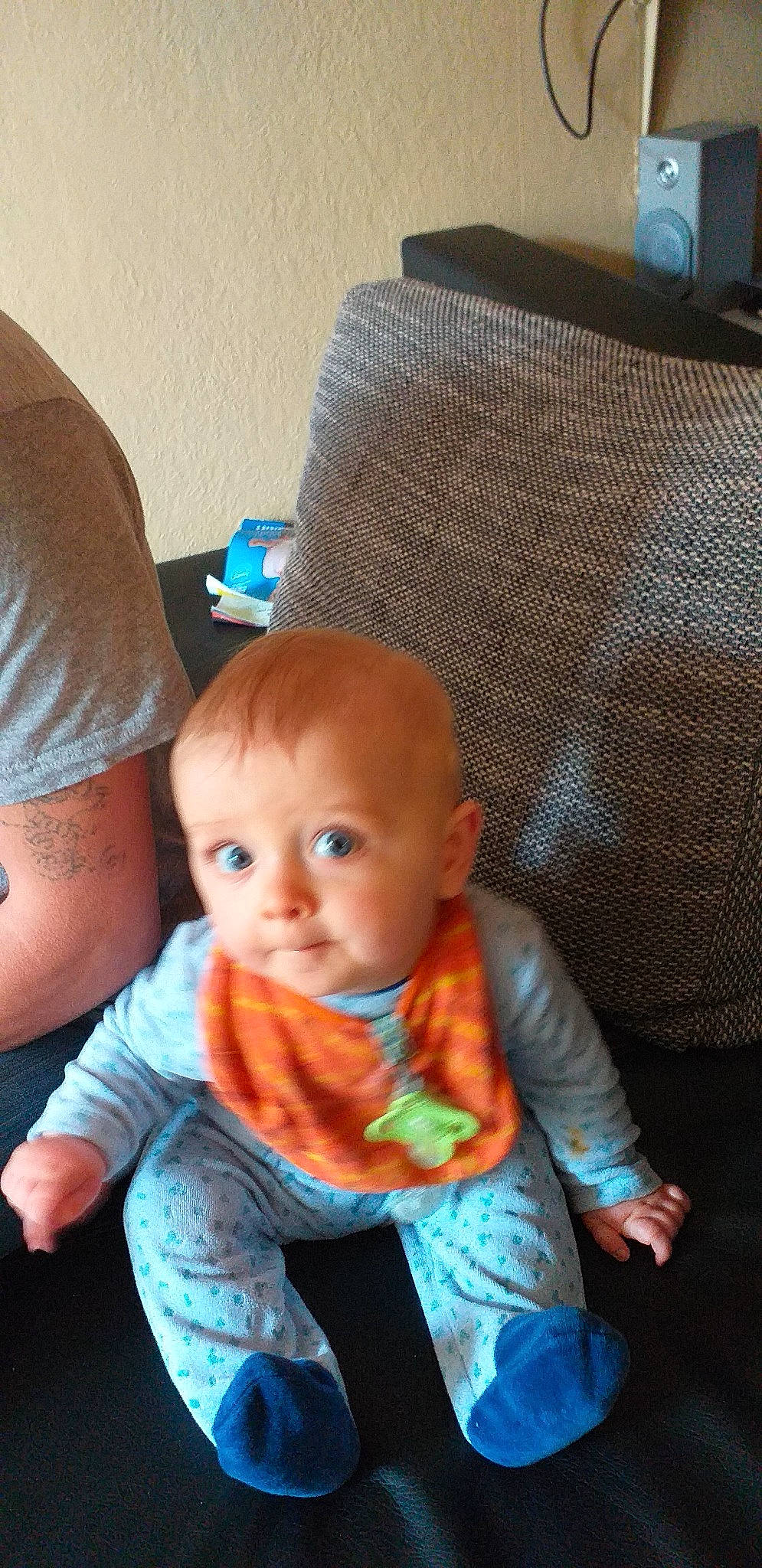 Esteban participe au concours pour gagner de l'argent avec cette photo : baby, cheek, child, headgear, person, sitting, skin, toddler