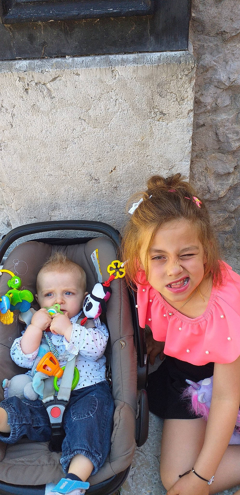 Natasha participe au concours pour gagner de l'argent avec cette photo : child, daughter, fun, happy, iris, joy, person, play, sibling, skin, smile, toddler, vacation