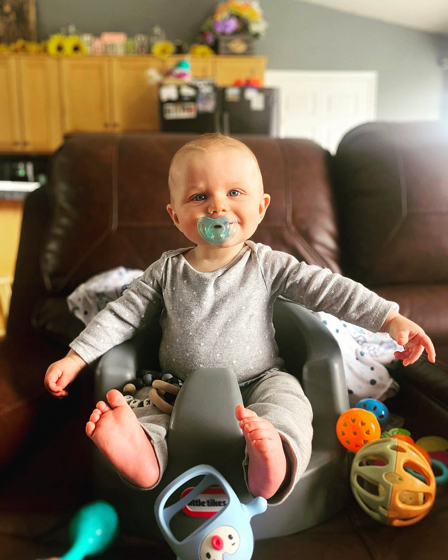 Kru is registered to the contest to win money with this photo: arm, baby, baby_products, baby_toddler_clothing, baby_toys, car_seat, carmine, child, comfort, finger, fun, knee, person, personal_protective_equipment, play, room, sitting, skin, smile, toddler