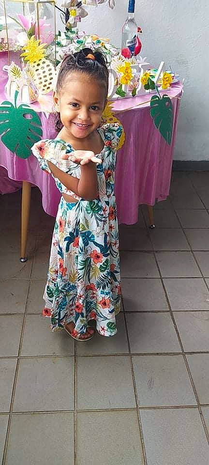 Mélya participe au concours pour gagner de l'argent avec cette photo : child, dress, event, fashion_accessory, fashion_design, flooring, fun, green, hairstyle, happy, joy, magenta, person, pink, sandal, smile, tablecloth, textile, toddler, tradition