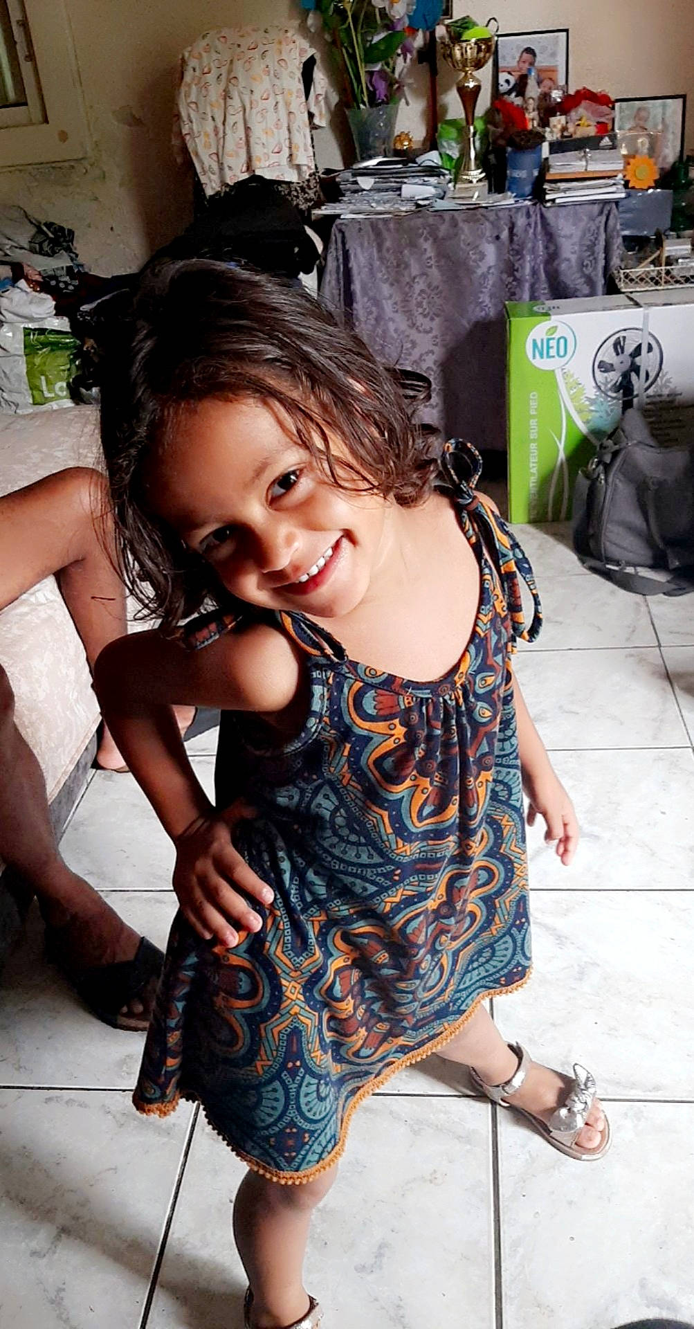 Mélya a rejoint le concours — aidez-le/la à gagner de superbes lots ! black, black_hair, chair, event, eye, fashion, fashion_design, flash_photography, fun, happy, human_leg, joint, joy, person, sandal, shoe, skin, smile, street_fashion, thigh