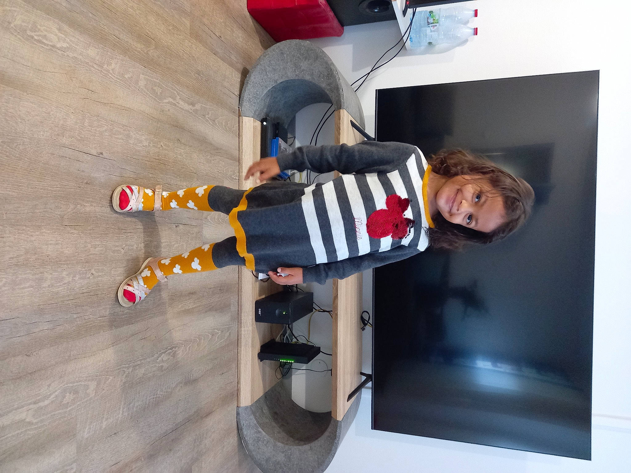 Mélya participe au concours pour gagner de l'argent avec cette photo : bag, boot, fictional_character, flooring, jeans, joy, knee, luggage_and_bags, machine, person, personal_protective_equipment, room, sleeve, smile, sneakers, sock, sportswear, stairs, t_shirt, toddler