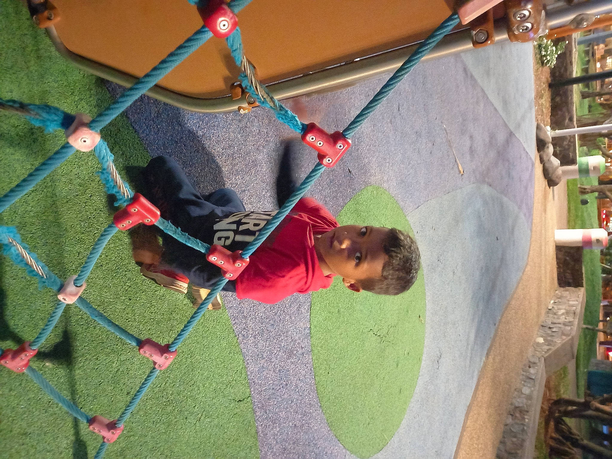 Gabriel a rejoint le concours — aidez-le/la à gagner de superbes lots ! adventure, climbing, climbing_harness, electric_blue, fun, grass, leisure, net, organism, pattern, person, plant, recreation, rock_climbing_equipment, rope, rope_rhythmic_gymnastics, sport_climbing, tree, wire