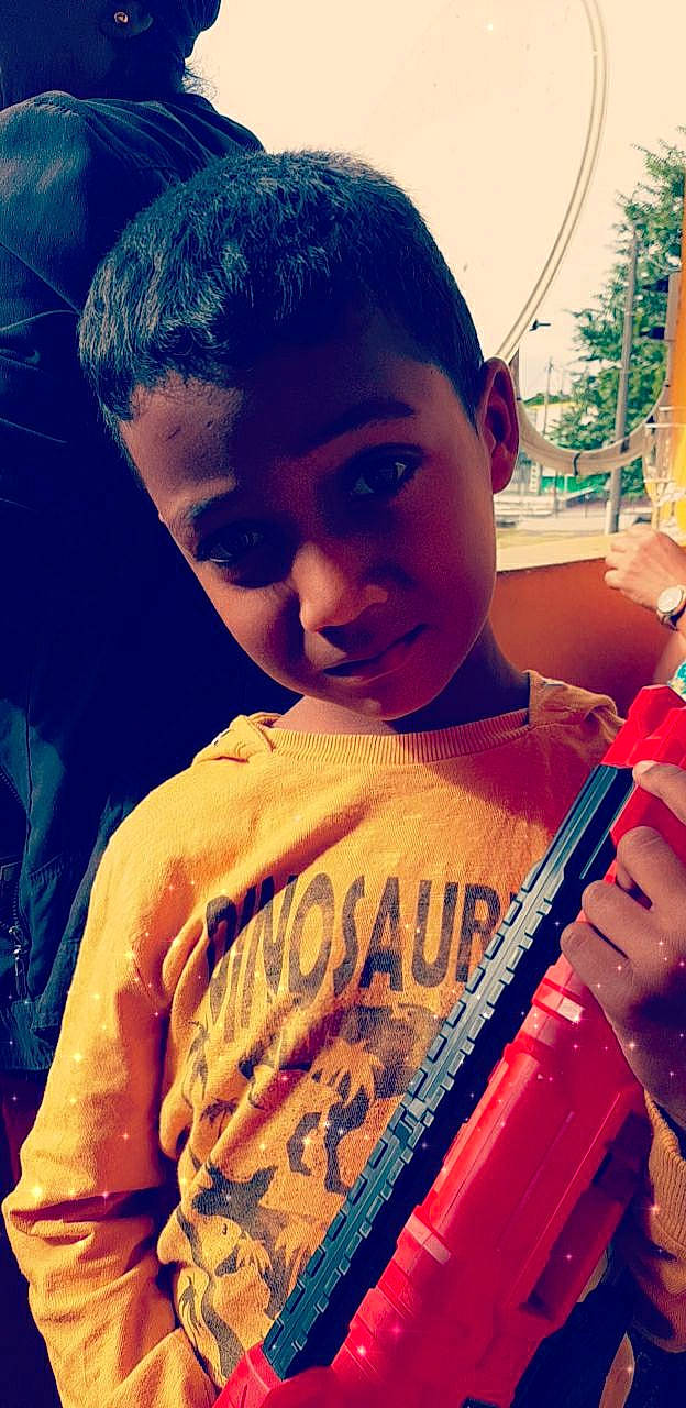 Gabriel a rejoint le concours — aidez-le/la à gagner de superbes lots ! black_hair, child, cool, eyebrow, eyelash, eyewear, facial_expression, forehead, fun, hair, happy, human, jaw, lip, mouth, neck, nose, people, person, selfie