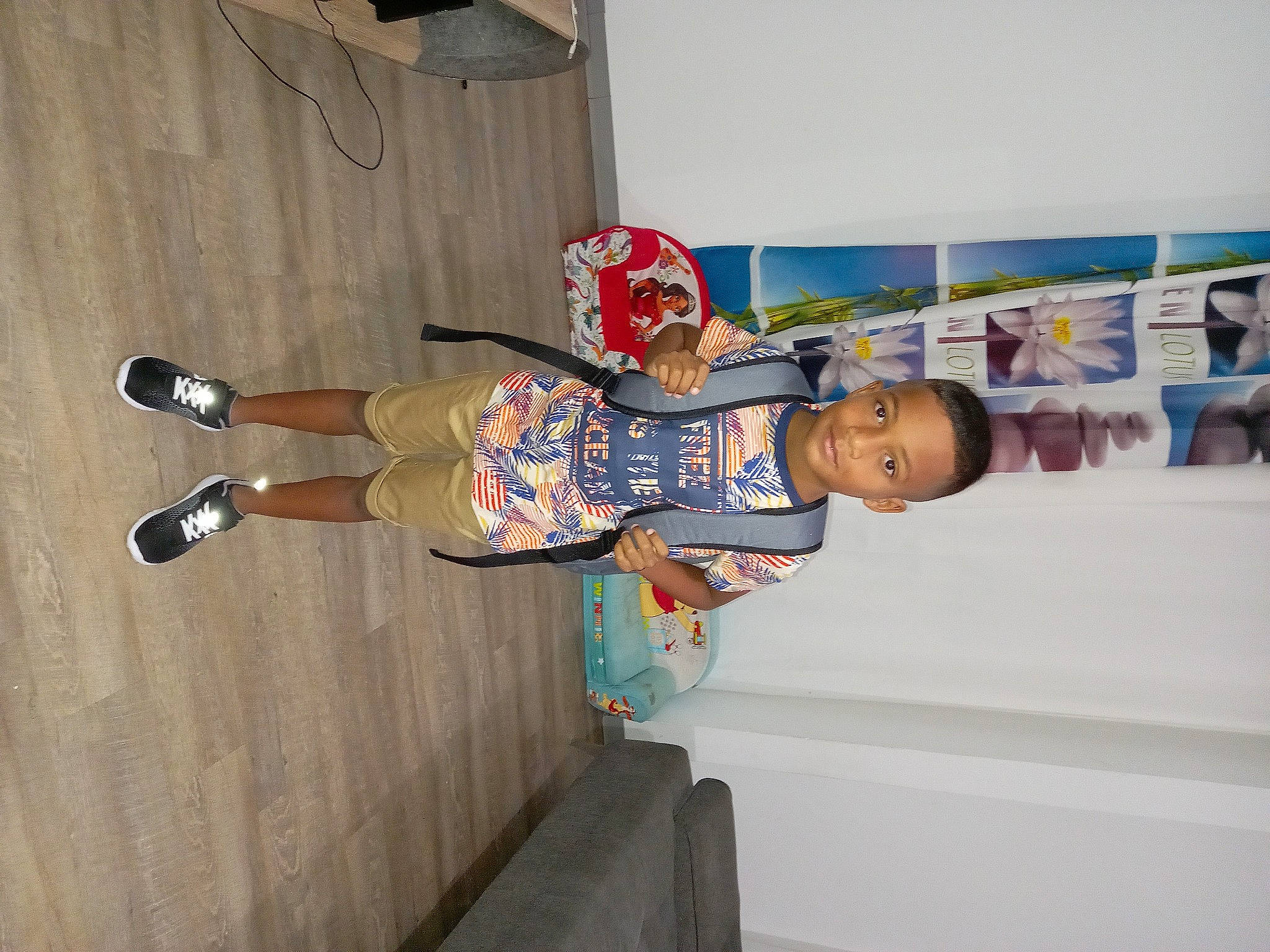 Gabriel a rejoint le concours — aidez-le/la à gagner de superbes lots ! art, concrete, flooring, footwear, fun, hardwood, hat, joy, knee, outdoor_shoe, person, room, smile, sportswear, thigh, visual_arts, walking_shoe, wood