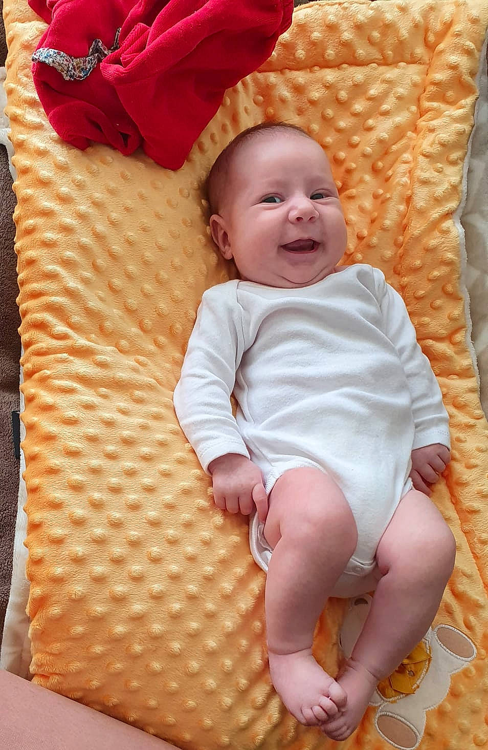 Melanie a rejoint le concours — aidez-le/la à gagner de superbes lots ! baby, baby_toddler_clothing, cheek, child, comfort, facial_expression, fun, happy, linens, pattern, person, pink, product, room, sitting, skin, sleeve, smile, thigh, toddler