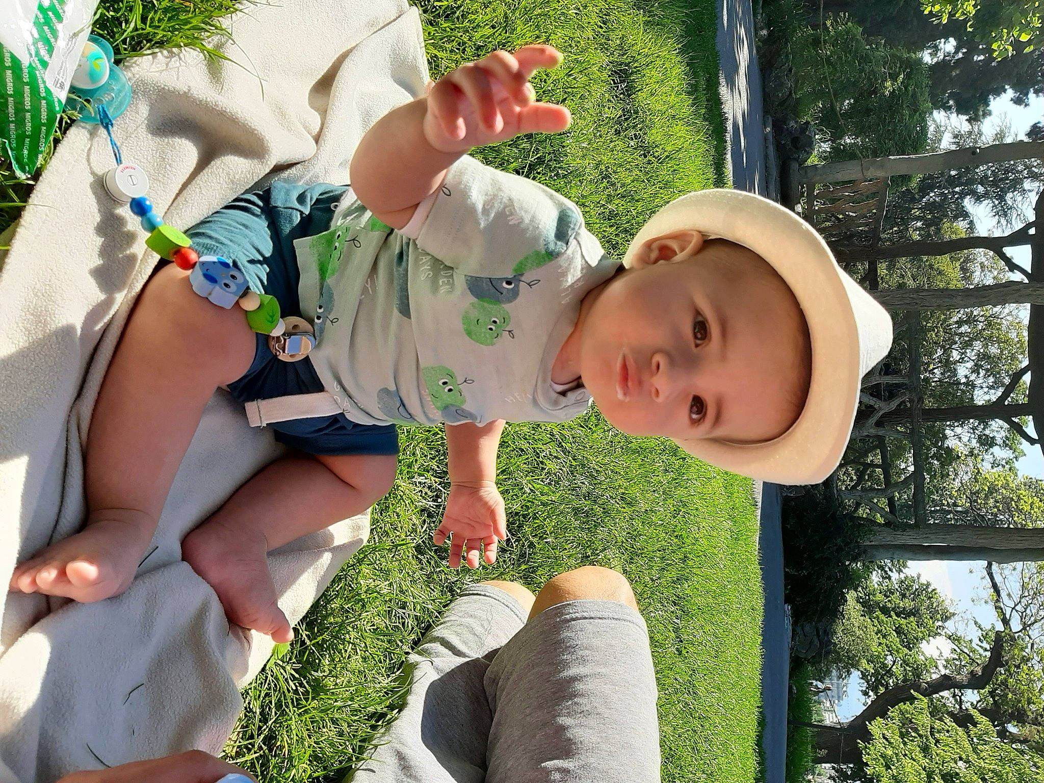Kilian participe au concours pour gagner de l'argent avec cette photo : botany, child, ear, fun, grass, green, happy, leg, person, plant, smile, summer, toddler, tree, vacation