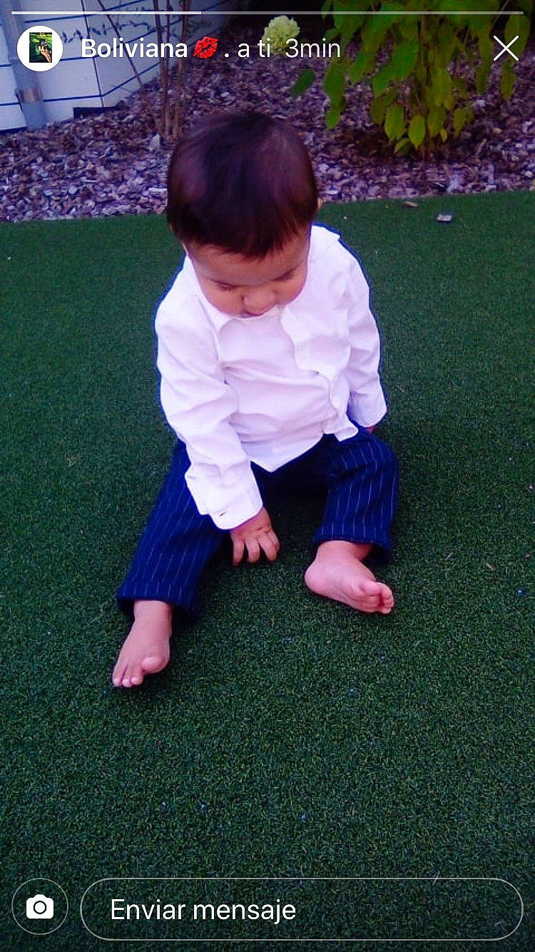 Kilian a rejoint le concours — aidez-le/la à gagner de superbes lots ! artificial_turf, baby, barefoot, child, crawling, flooring, grass, green, lawn, leg, person, plant, play, sitting, toddler