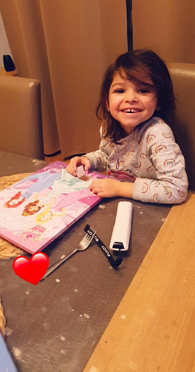 Dyana a rejoint le concours — aidez-le/la à gagner de superbes lots ! box, carmine, child, design, event, floor, flooring, fun, hand, happy, joy, magenta, office_supplies, person, pink, play, room, sitting, smile, table