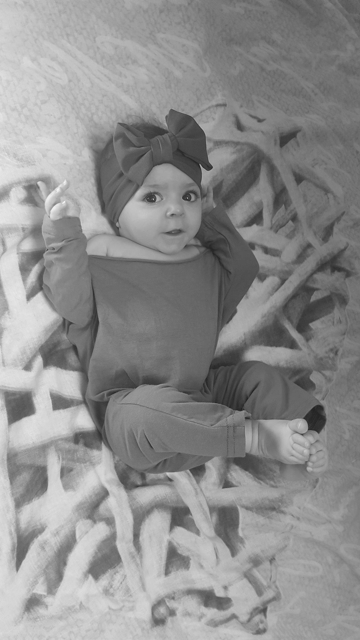 Jélyana participe au concours pour gagner de l'argent avec cette photo : art, baby, baby_toddler_clothing, black, black_and_white, comfort, finger, flash_photography, fun, grass, hand, happy, headwear, human_body, monochrome, monochrome_photography, person, room, sitting, stock_photography