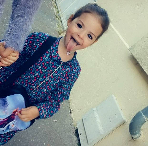 Jélyana a rejoint le concours — aidez-le/la à gagner de superbes lots ! baby_toddler_clothing, child, elbow, electric_blue, eye, face, finger, flooring, fun, gesture, hairstyle, hand, happy, joy, pattern, person, sitting, sleeve, smile, t_shirt