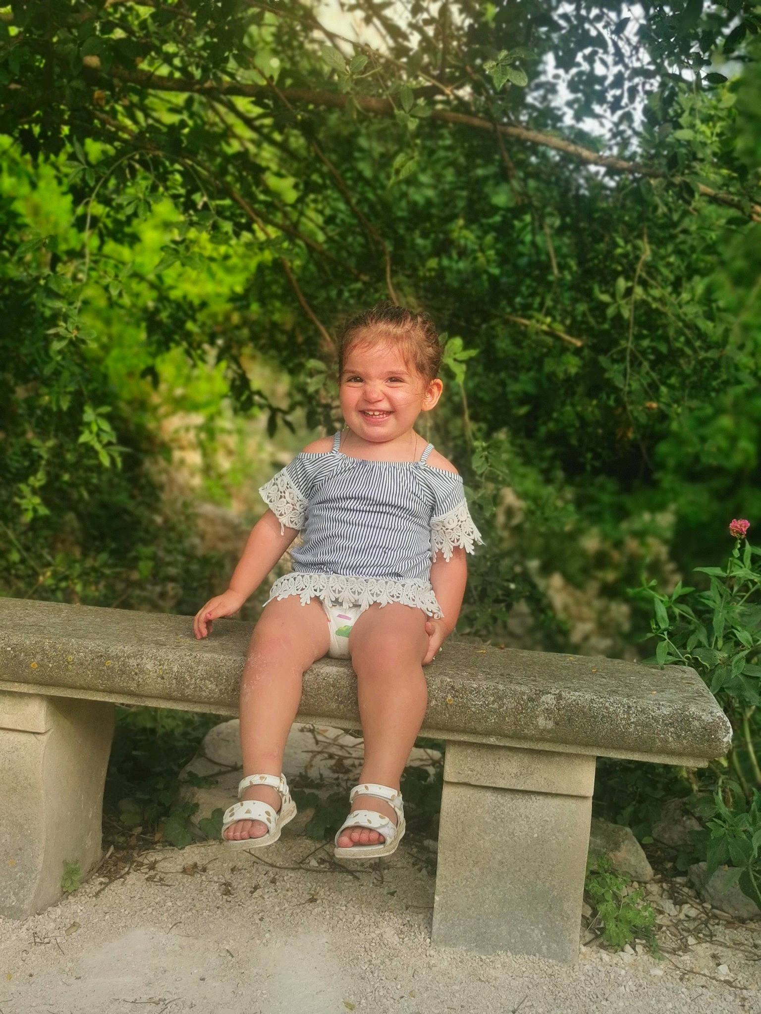 Liyah a rejoint le concours — aidez-le/la à gagner de superbes lots ! bank, foot, footwear, fun, grass, happy, human_leg, joy, landscape, leaf, leg, leisure, people_in_nature, person, plant, recreation, shoe, sneakers, thigh, tints_and_shades