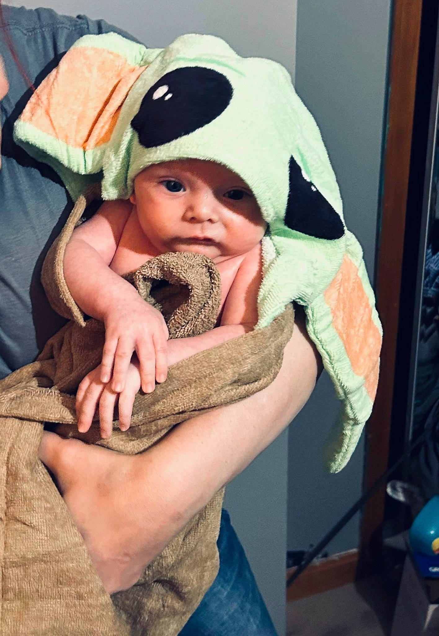 Anakin is registered to the contest to win money with this photo: abdomen, baby, baby_products, beard, cap, child, comfort, fashion_accessory, fun, fur, happy, headwear, human_body, nail, pattern, person, reptile, room, serpent, sitting