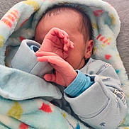 Ethan Paul a rejoint le concours — aidez-le/la à gagner de superbes lots ! newborn, baby, blanket, hands, sleeping, cozy, soft, cute, infant, wrapped, clothing, blue, patterned, resting, comfort, skin, peaceful, closeup, indoors, child