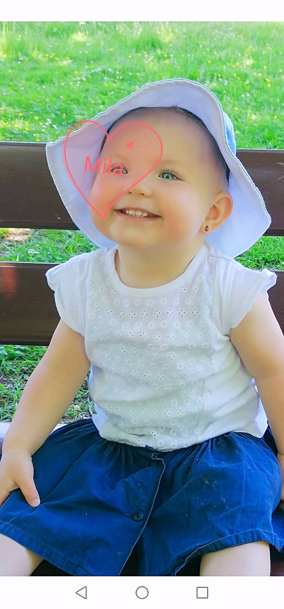 Mila participe au concours pour gagner de l'argent avec cette photo : baby, baby_toddler_clothing, cap, chin, cool, grass, green, happy, hat, head, headgear, joy, leisure, lip, people, person, plant, skin, sleeve, smile