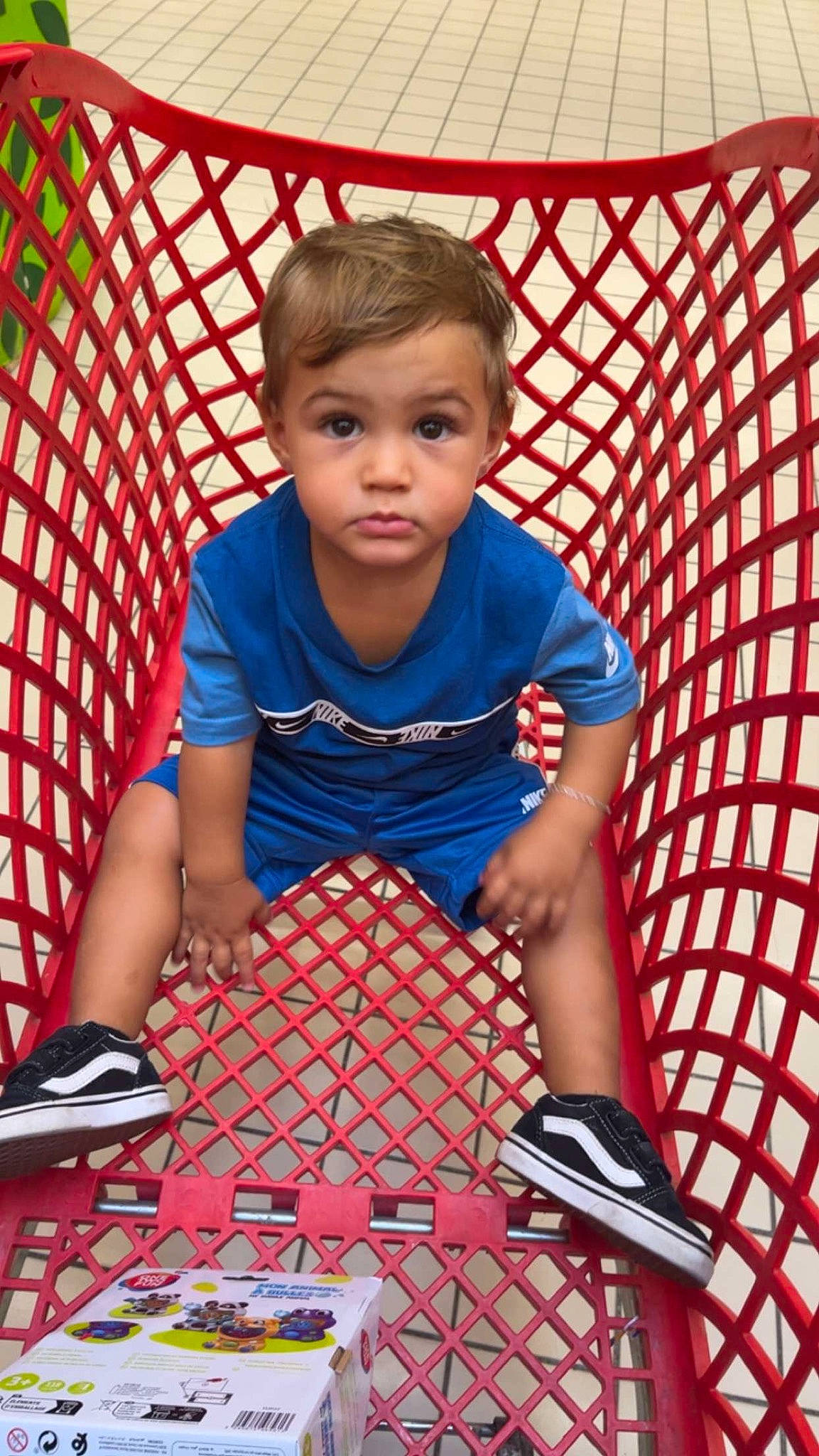 Hayden a rejoint le concours — aidez-le/la à gagner de superbes lots ! baby_toddler_clothing, child, city, design, electric_blue, flooring, fun, human_leg, leg, leisure, pattern, people, person, recreation, shorts, sitting, sneakers, t_shirt, thigh, toddler