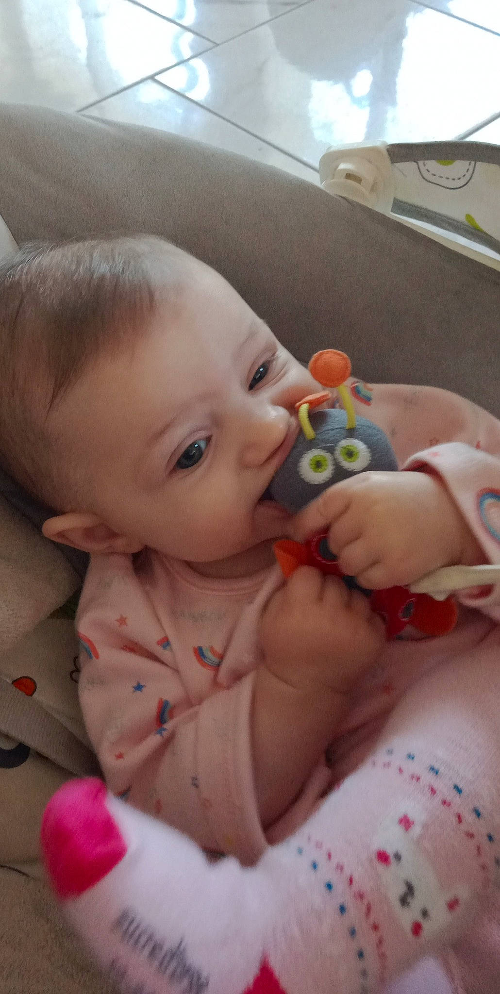 Melissa participe au concours pour gagner de l'argent avec cette photo : baby, baby_toddler_clothing, cheek, comfort, eye, face, facial_expression, finger, fun, happy, head, human_body, iris, lip, mouth, nose, person, pink, skin, smile