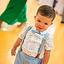 Mayron a rejoint le concours — aidez-le/la à gagner de superbes lots ! child, toddler, boy, suspenders, bow_tie, shorts, shirt, indoor, blurred_background, person, fashion, cute, portrait, event, floor, standing, expression, short_hair, casual, dressed_up