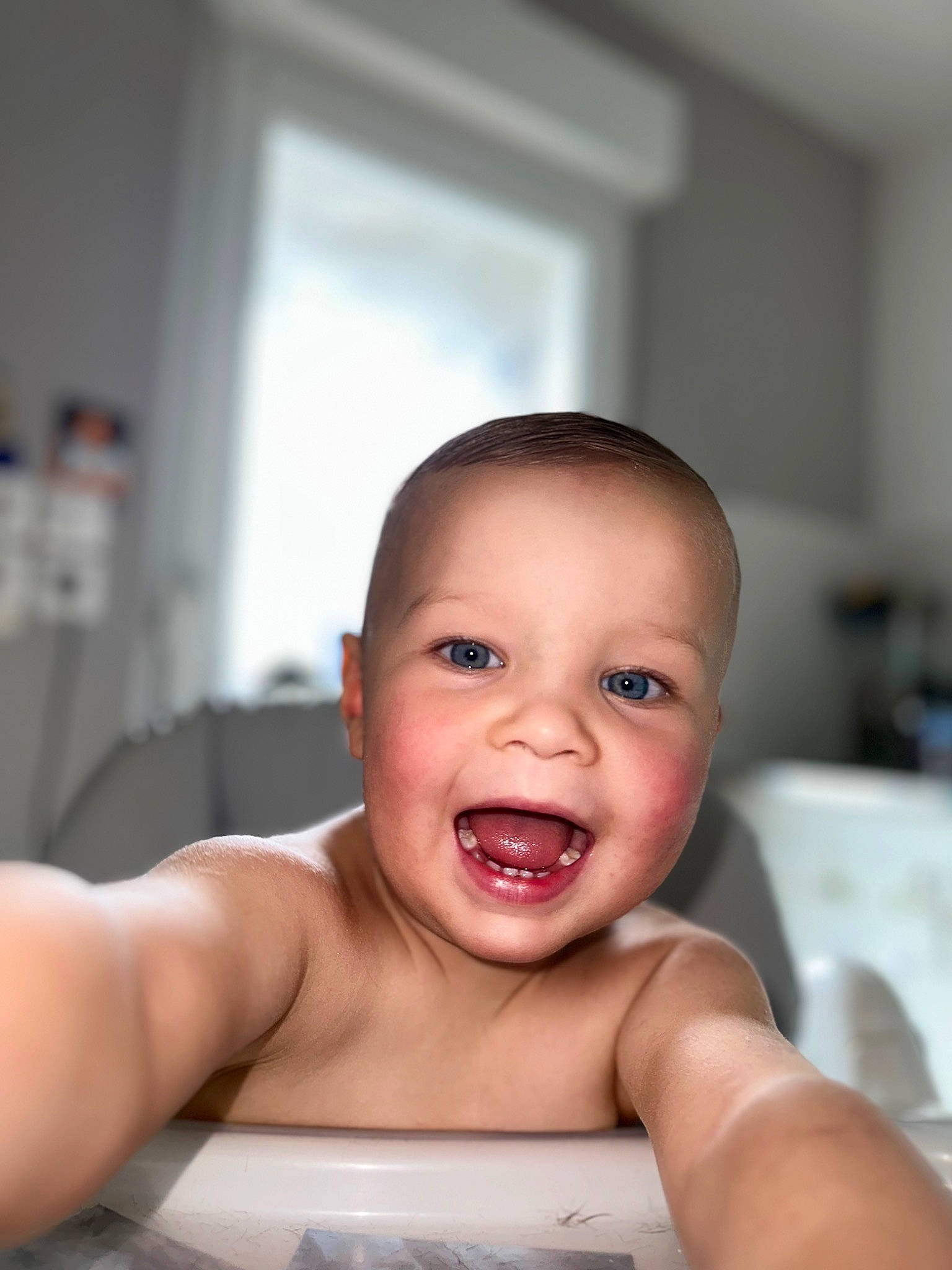 Mayden a rejoint le concours — aidez-le/la à gagner de superbes lots ! arm, baby, cheek, eyelash, face, finger, flash_photography, gesture, happy, human_body, iris, jaw, lip, mouth, muscle, nose, person, skin, smile, toddler
