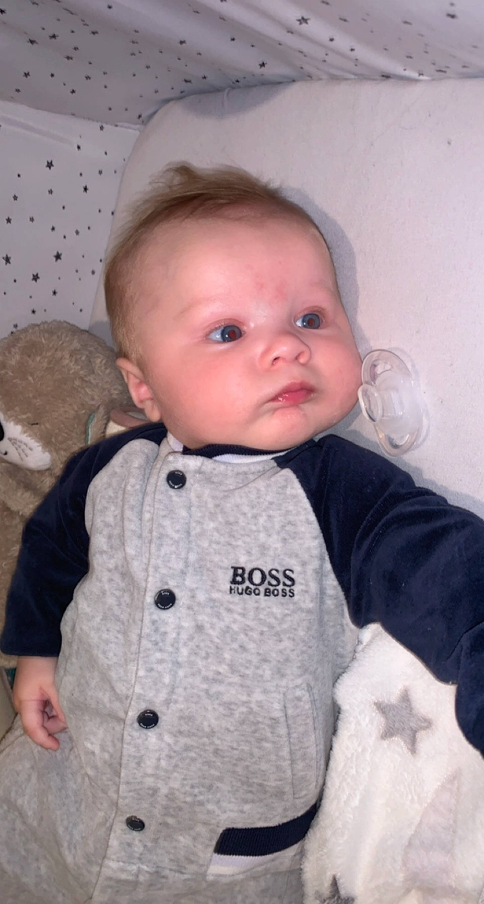 Mayden a rejoint le concours — aidez-le/la à gagner de superbes lots ! baby, baby_toddler_clothing, cheek, child, collar, comfort, eyebrow, eyelash, face, facial_expression, iris, linens, lip, nose, outerwear, pattern, person, product, skin, sleeve