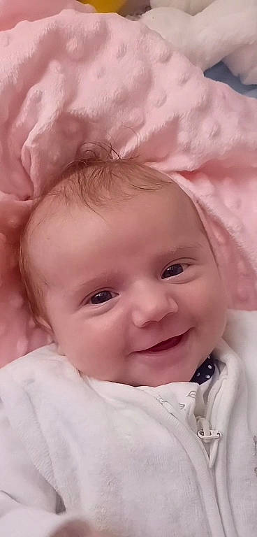 Ambre a rejoint le concours — aidez-le/la à gagner de superbes lots ! baby, baby_toddler_clothing, cheek, child, close_up, comfort, eye, eyebrow, eyelash, happy, head, iris, joy, lip, magenta, person, pink, skin, sleeve, smile